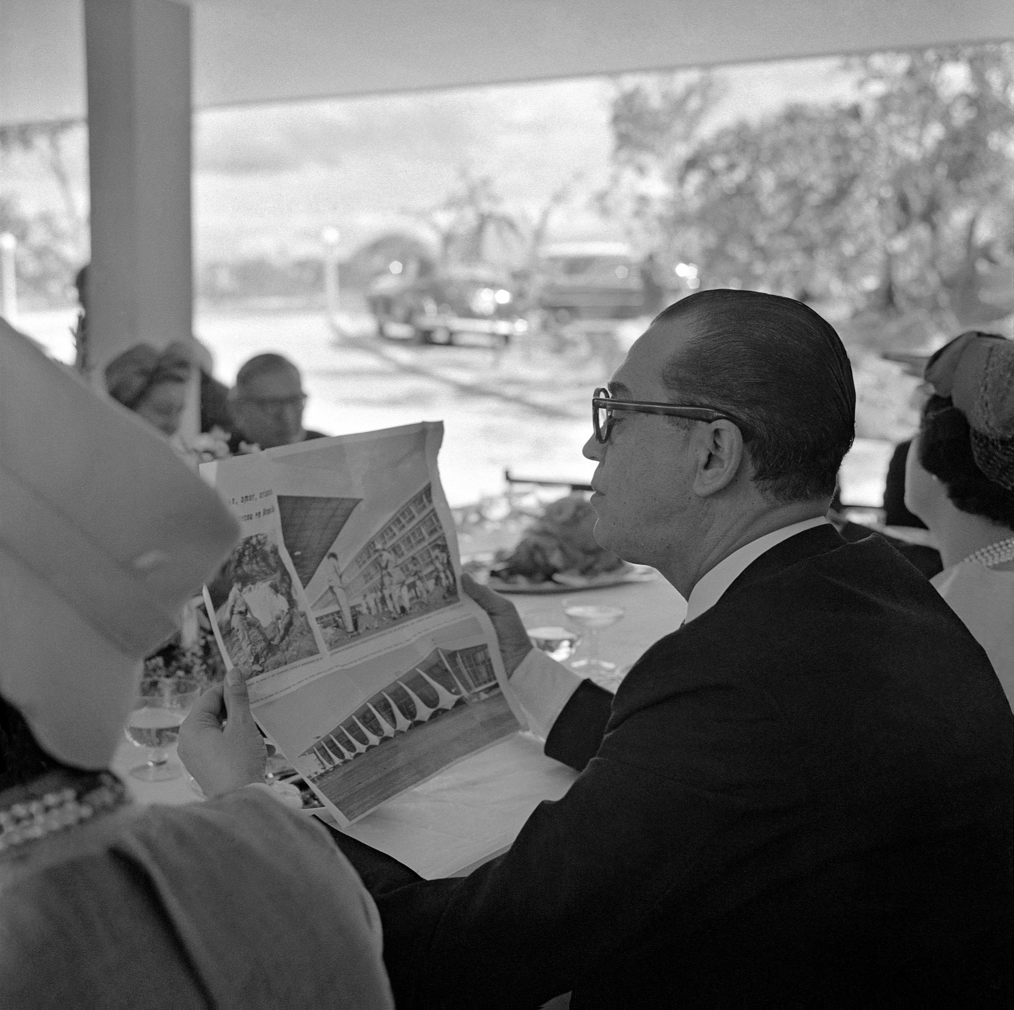 O presidente Juscelino Kubitschek em almoço no Brasília Palace Hotel