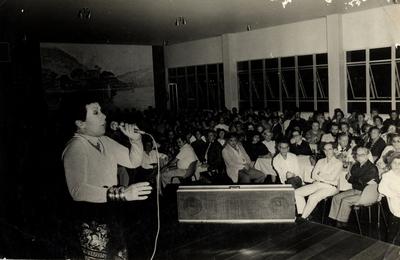 Elizeth Cardoso ao microfone