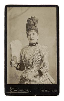 Retrato de mulher (em pé)