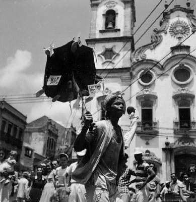 Passista de frevo no carnaval de rua em frente à Igreja Matriz do Santíssimo Sacramento de Santo Antônio