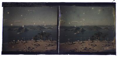 Vista tomada do alto do Pão de Açúcar; ao fundo, a Fortaleza de Santa Cruz da Barra em Niterói