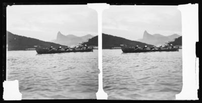 Grupo de remadores na Baía de Guanabara