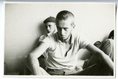 Alunos da UNB ao receberem a notícia do golpe militar através de rádio.