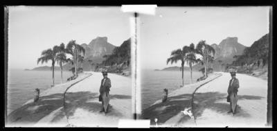 Avenida Niemeyer; destaque para a Pedra da Gávea ao fundo