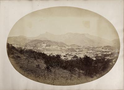 Vista de área aterrada e de fábrica de gás