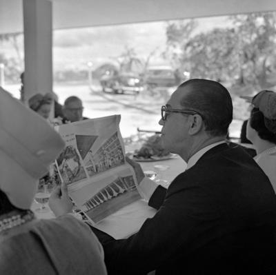 O presidente Juscelino Kubitschek em almoço no Brasília Palace Hotel