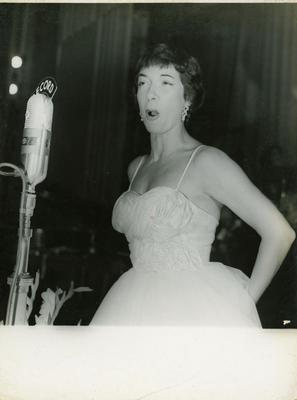 Inezita Barroso ao microfone