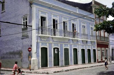 Sobrados azulejados com balcão