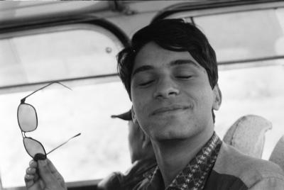 Aliomar Baleeiro no ônibus, em direção aos arredores de Brasília