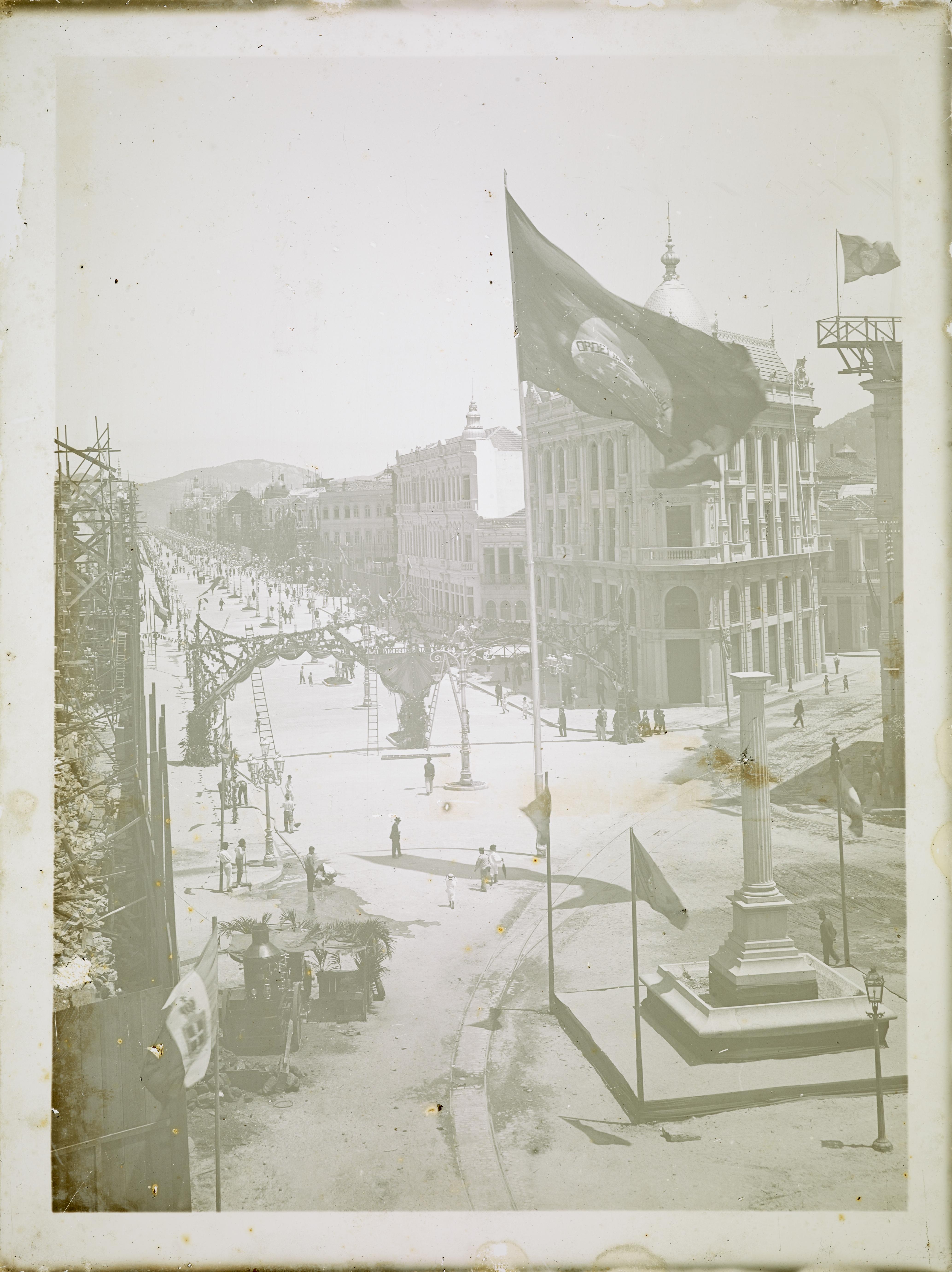 Avenida Central, atual Rio Branco; a partir do Largo da Prainha