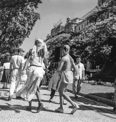 Carnaval de rua, homens fantasiados de mulher