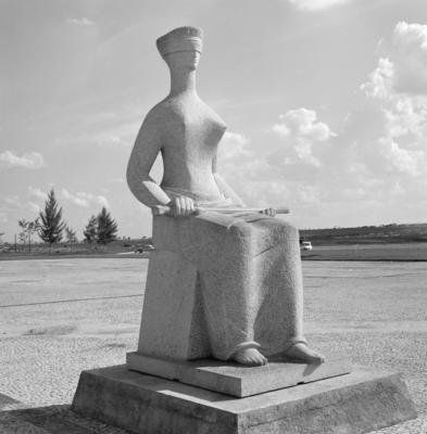 "A Justiça", escultura de Alfredo Ceschiatti