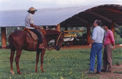 Cavaleiro e pessoas em volta, de camisa azul e calça jeans, Kim Esteve