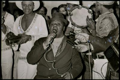 Candeia ao microfone