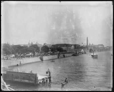 Cais Pharoux e, ao fundo, o Mercado da Praia do Peixe