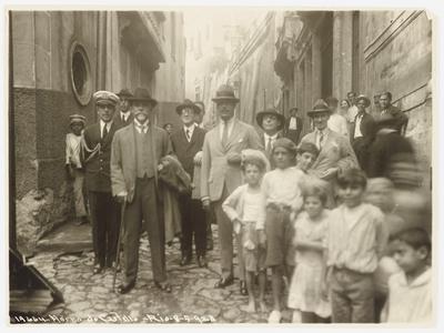 Fase final do arrasamento do Morro do Castelo; Washington Luís (presidente do Brasil), usando bengala; ao seu lado, Prado Júnior (prefeito do Rio de Janeiro), de terno claro