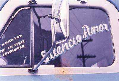 Janela de caminhão com a frase: "Se amar for crime eu serei um criminoso // Silêncio amor"