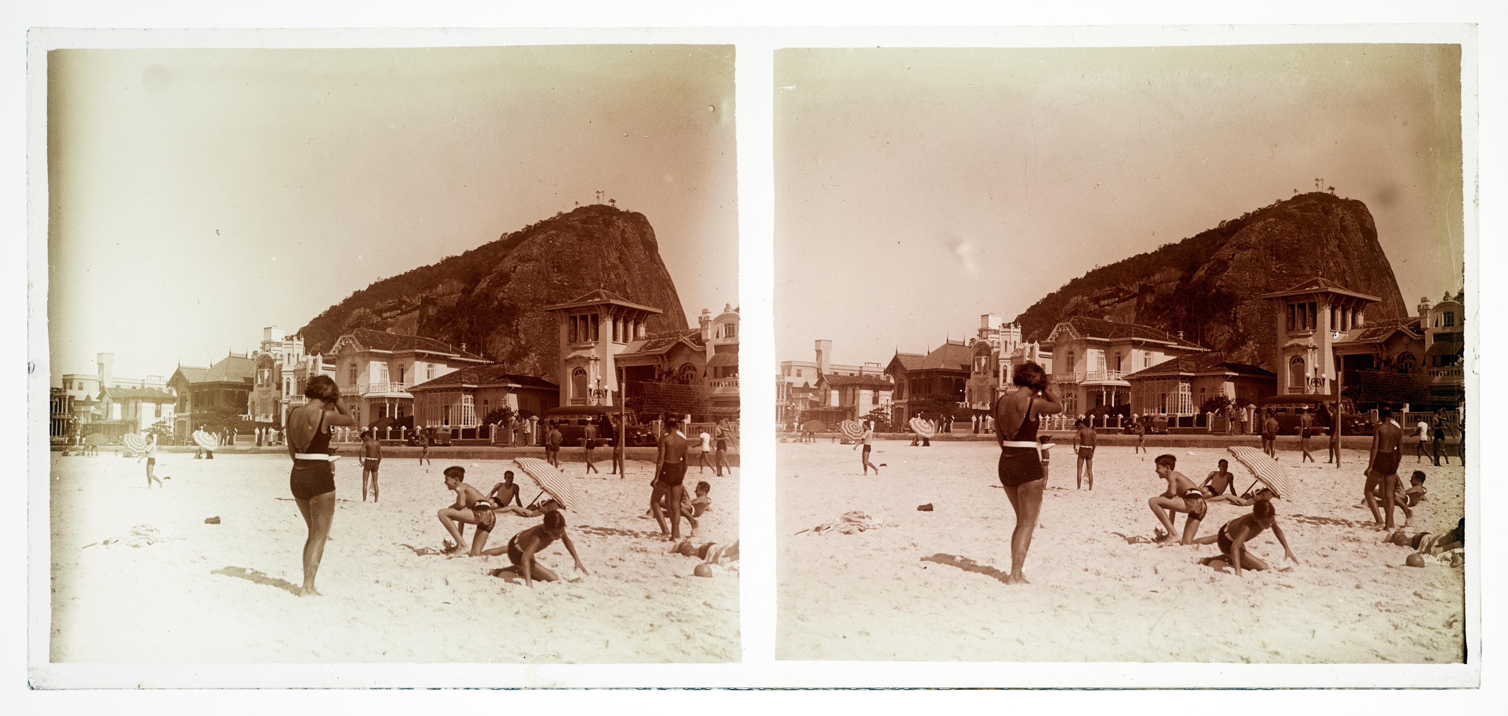 Banhistas na Praia de Copacabana