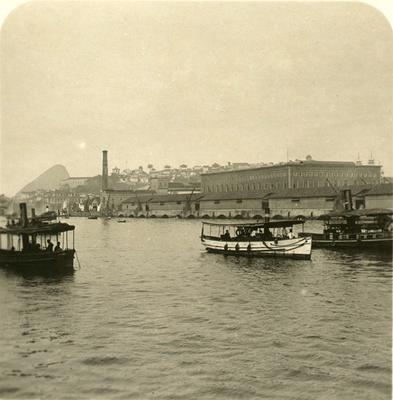 Armazéns da Alfândega; ao fundo, o Morro do Castelo