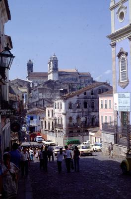 Largo do Pelourinho, ao longe torres das Igrejas do Carmo