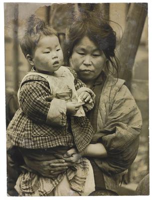 Mãe e filha, provavelmente no retorno a Seul
