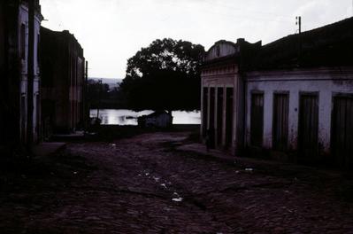 Aspectos de rua com casas e rio ao fundo