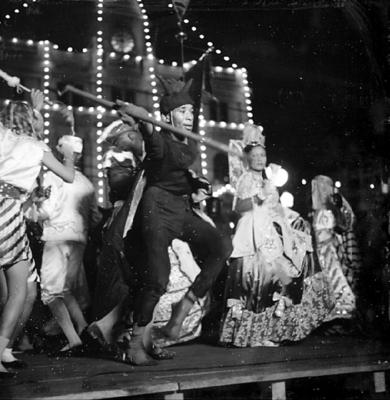 Desfile do bloco Vassourinhas em frente ao prédio do Diário de Pernambuco