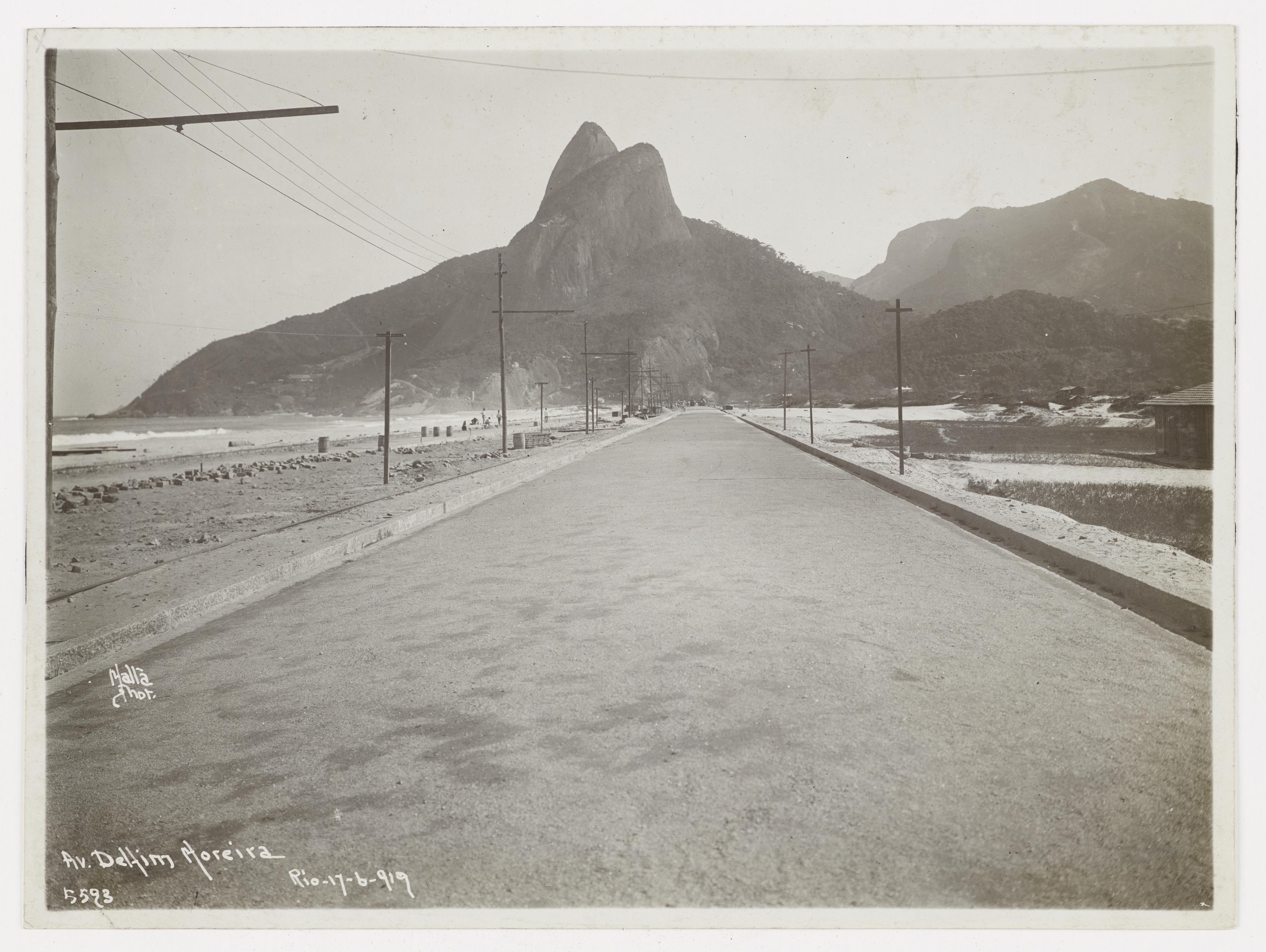 Avenida Delfim Moreira e o Morro Dois Irmãos