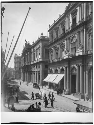 Rua Primeiro de Março, à direita, o prédio da Bolsa de Fundos Públicos (ou Bolsa de Valores), atual Centro Cultural Banco do Brasil
