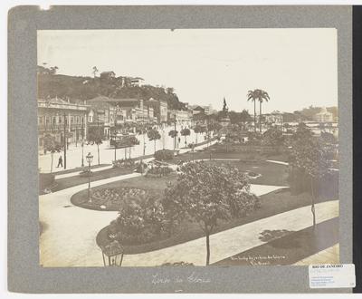 Trecho do Jardim da Glória; à direita, ao fundo, o Palácio Monroe