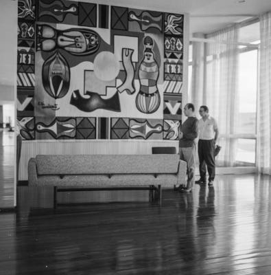 Oscar Niemeyer, à esquerda, em frente a tapeçaria "Múmias", de Di Cavalcanti