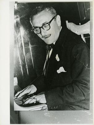 Ary Barroso ao piano