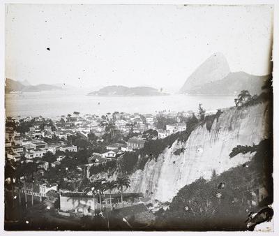 Vista do bairro do Catete e de parte do Morro da Nova Cintra; ao fundo, o Morro Cara de Cão e o Morro do Pão de Açúcar