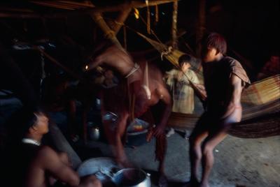 Série Xingu - Homens no interior de maloca