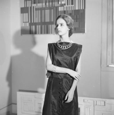 Modelo posando com jóias criadas pelos irmãos Haroldo e Roberto Burle Marx