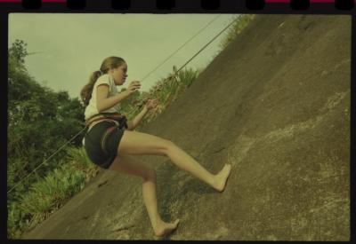 Alice Bodanzky fazendo rapel