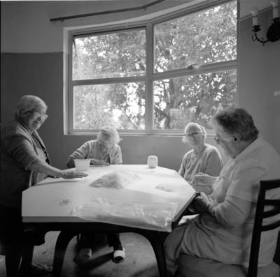 Mulheres escolhendo arroz, na casa de idosos Ondina Lobo