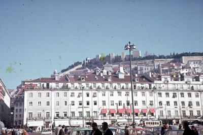 Edificações e Castelo de São Jorge (ao fundo)