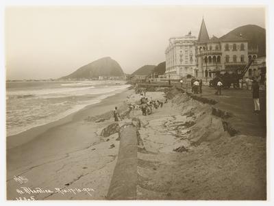 Ressaca na praia de Copacabana