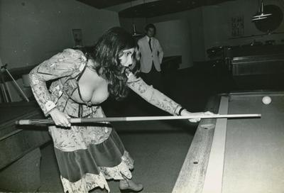 Fafá de Belém jogando sinuca