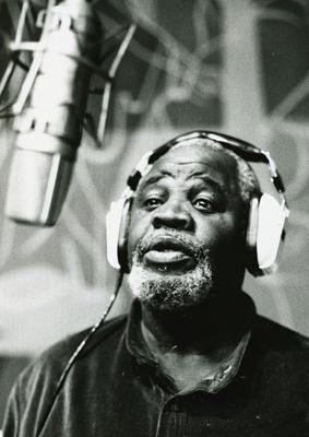 Henricão ao microfone em estúdio