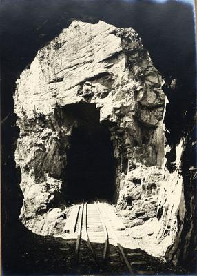 Vista de um túnel através de outro