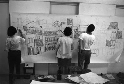 Construção de painel com Lena Coelho dos Santos, Luiz Carlos Ripper e outros alunos