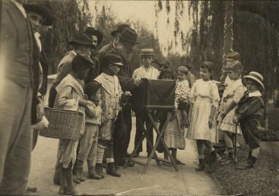 Grupo de pessoas ao redor de realejo, na praça da República