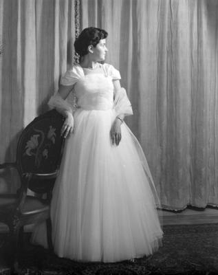 Marta Maria Vidigal com vestido de formatura