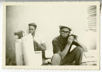 Alunos da UNB ao receberem a notícia do golpe militar através de rádio.