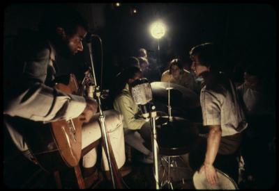 Jorge Ben Jor ao microfone com o violão