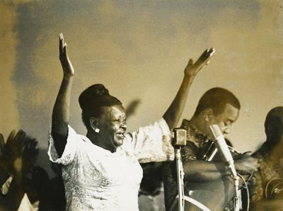 Clementina de Jesus ao microfone