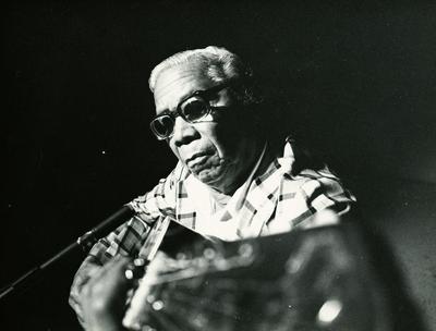 Nelson Cavaquinho com o violão