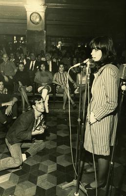 Nara Leão ao microfone